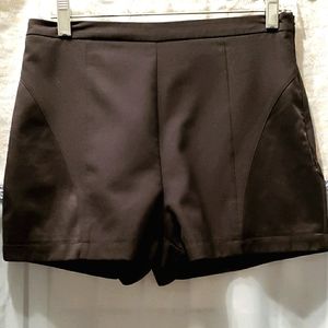 FOREVER 21 EXCLUSIVE BLK HOTPANTS SHORTS SZ M